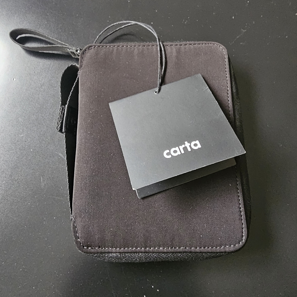 carta Everything Passport Holder
